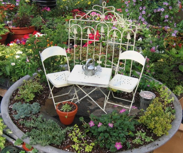 mini jardin chaises-tables-métail-brise-vue