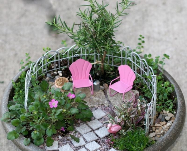 mini jardin décoratif-chaises-dalles-plantes