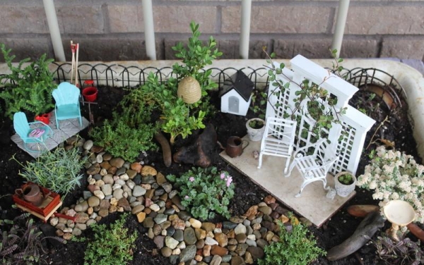 mini jardin décoratif-petits-galets-chaises-brise-vue
