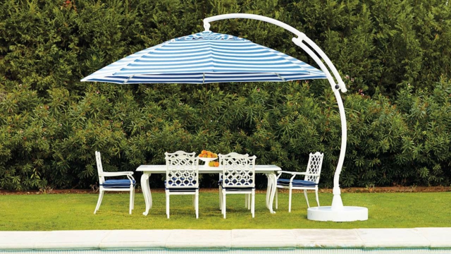 mobilier-jardin-coin-repas-blanc-bleu-parasol-suspendu