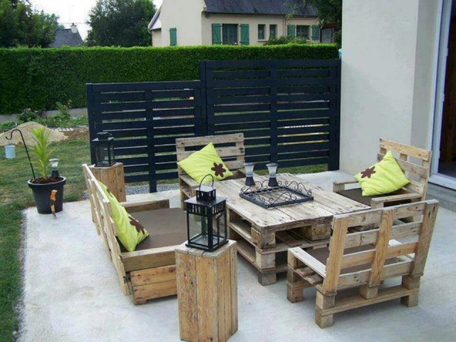mobilier-jardin-palettes-bois-table-chaises projets pour l'extérieur DIY