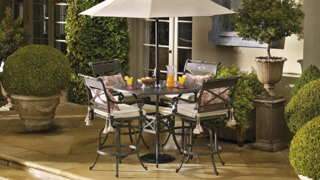 mobilier-jardin-terrasse-coin-repas-fer-table-trou-parasol