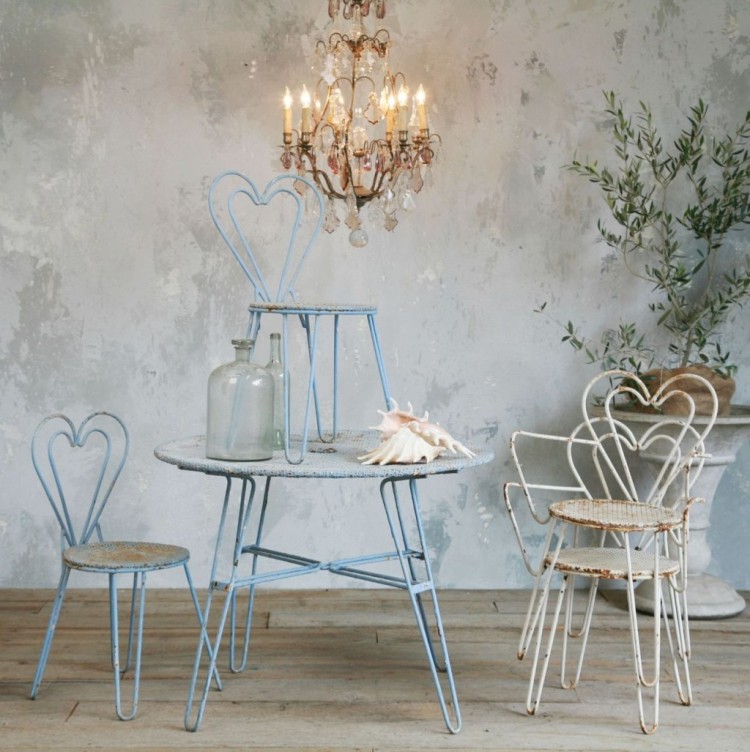 mobilier-shabby-chic-table-métallique-bleu-ciel-parquet-massif