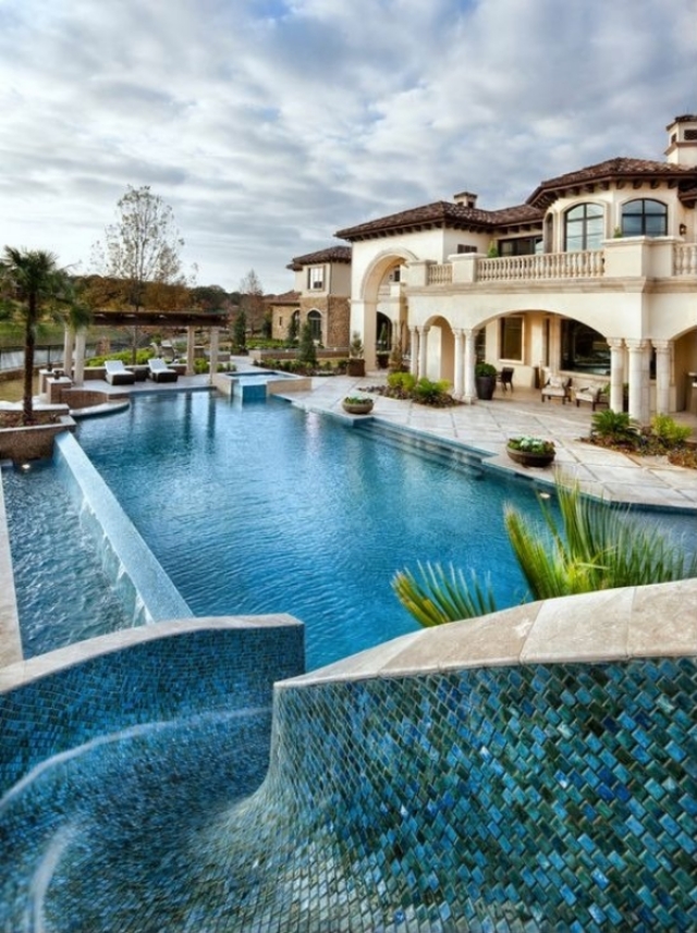 modèle-de-piscine-luxe-palmiers-villa-couleur-blanche