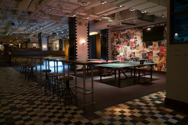 moderne aménagement de salon Ping-Pong-bar-Londres