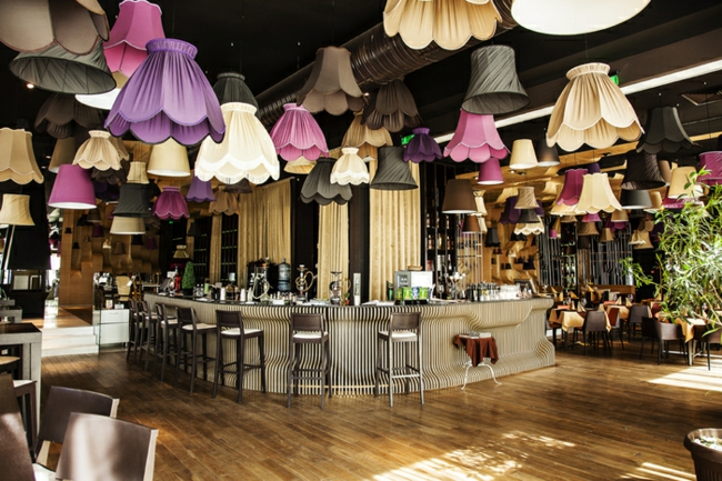 moderne aménagement de salon restaurant-bulgare-lampes-originales