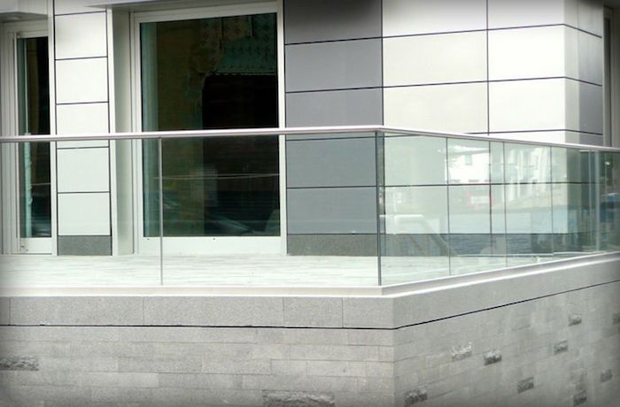 moderne-balustrade-terrasse-verre-acier-inoxydable