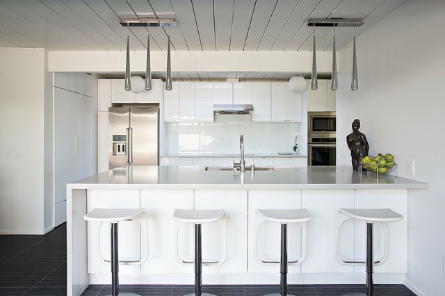 moderne-cuisine-design-blanche-réfrigérateur-cuisinière-encastrable