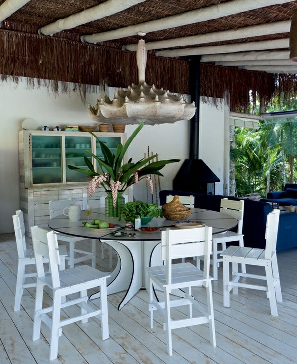 moderne-salle-à-manger-terrasse-table-verre-chaises-bois