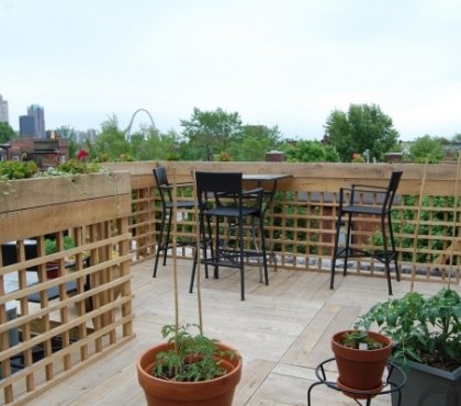 moderne-terrasse-sur-toit-chaises-métails