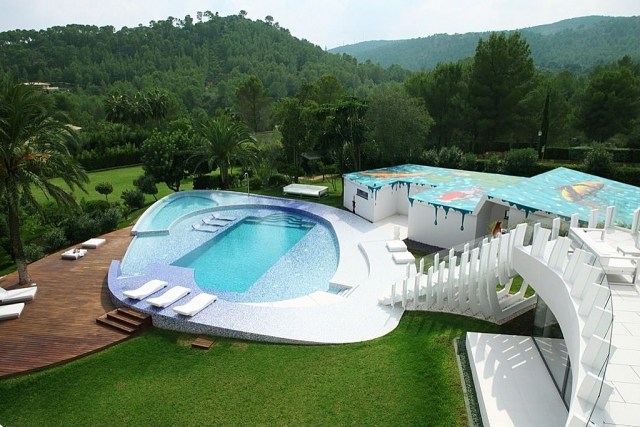 modèle-de-piscine-escalier-blanc-orginal-vue-montagne