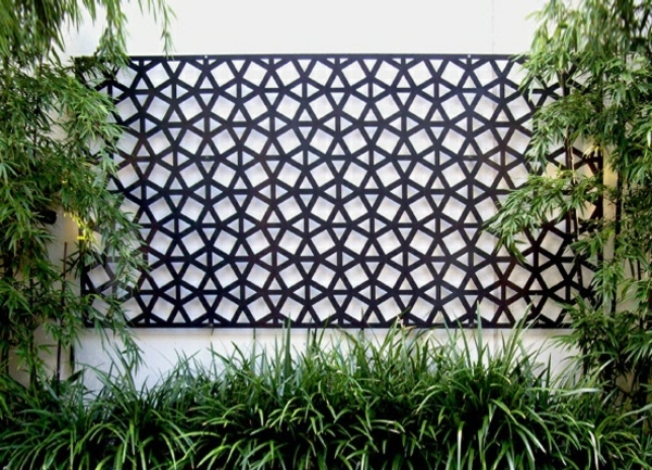 mur de jardin en béton blanc-éléments-métalliques-décoratifs