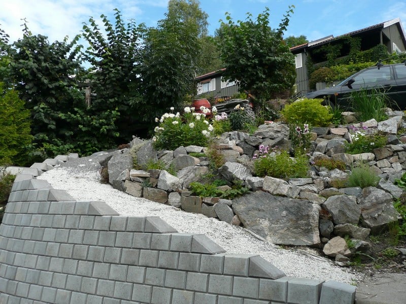 mur de soutènement -blocs-gris-jardin-rocaille