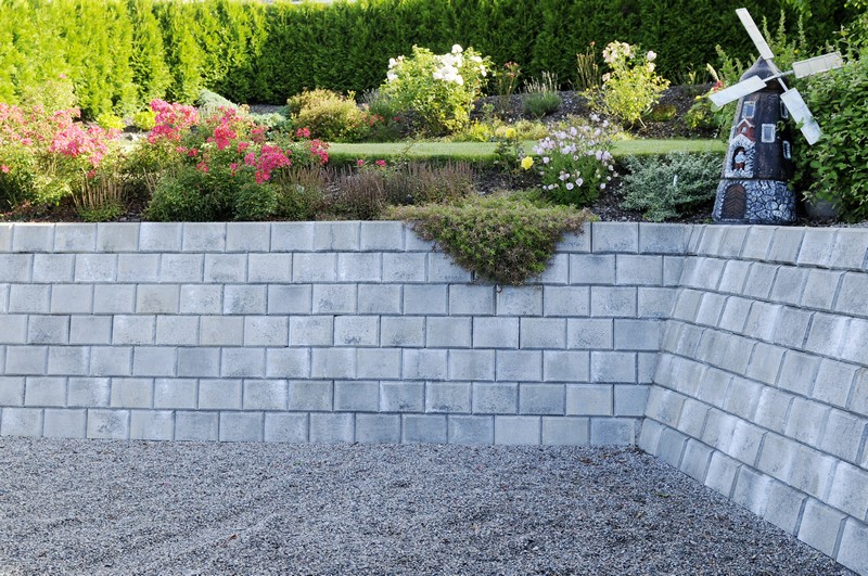 mur de soutènement -blocs-gris-parterre-fleurs-sureleve