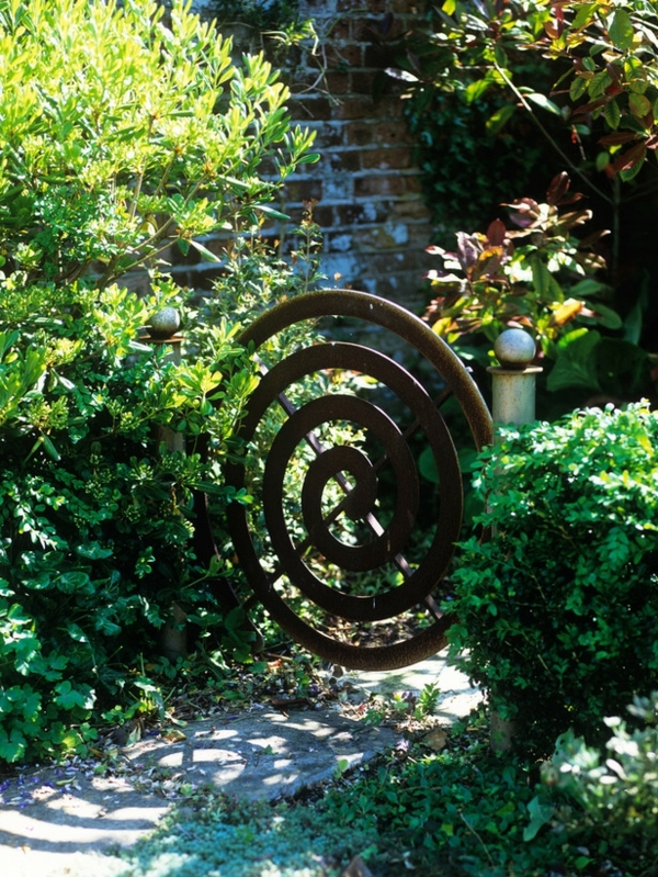 mur-jardin-briques-style-rustique-porte-spirale-métallique