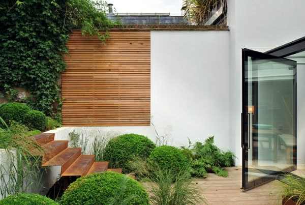 mur-solide-clôture-lamelles-bois-escalier-tôle-pliée