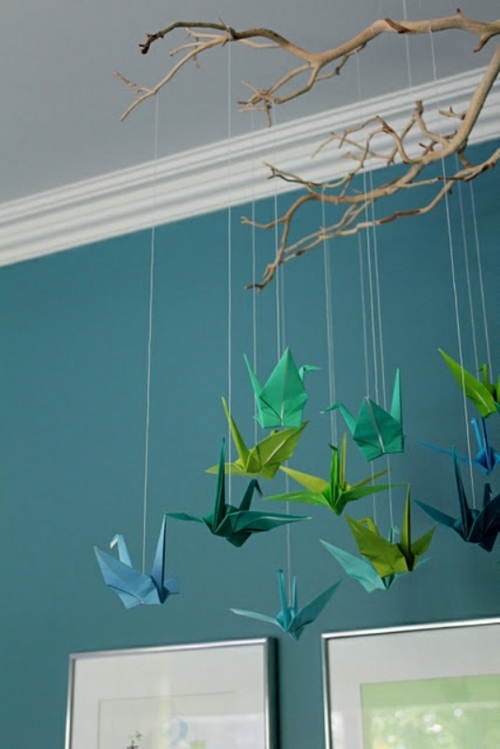 origami-couleurs-vives-mur-bleu chambre de bébé originale
