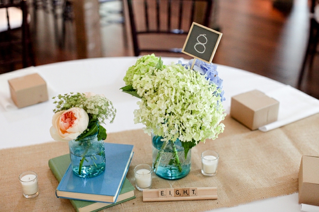 originale-déco-florale-de-table-bouquets-invités-numéro-place