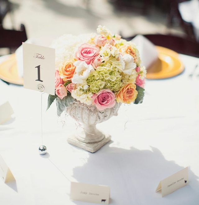 originale-déco-florale-de-table-bouquets-roses-numéro-place-invité