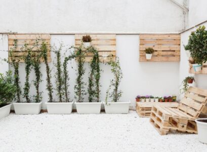 palettes-de-bois-banc-étagère-terrasse-pot-fleurs