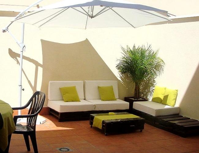 palettes-de-bois-porte-canapé-table-terrasse-parasol