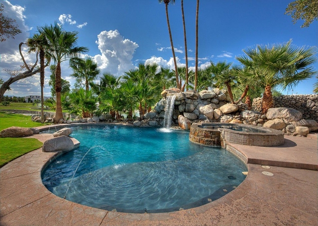 palmier-forme-reine-idée aménagement de piscine