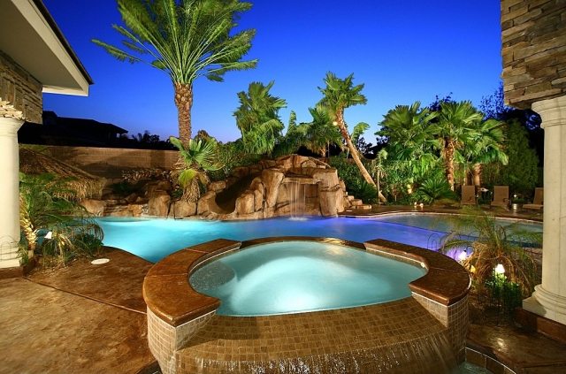 palmiers-exostisme-aménagement-de-piscine-moderne