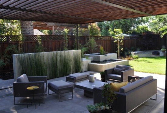 aménagement moderne patio-pergola-terrasse-meubles-simple-pratique-bambou