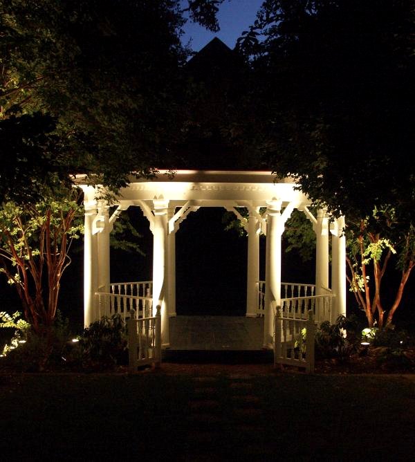 pavillon-jardin-bois-blanc-éclairage-magnifique-souligner