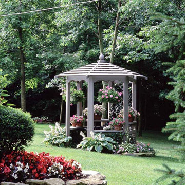 pavillon de jardin bois-petite-taille-plantes-luxuriantes