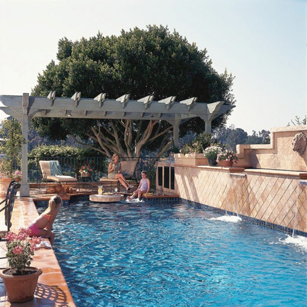 pergola-bois piscine de jardin jardin-chaises-longues