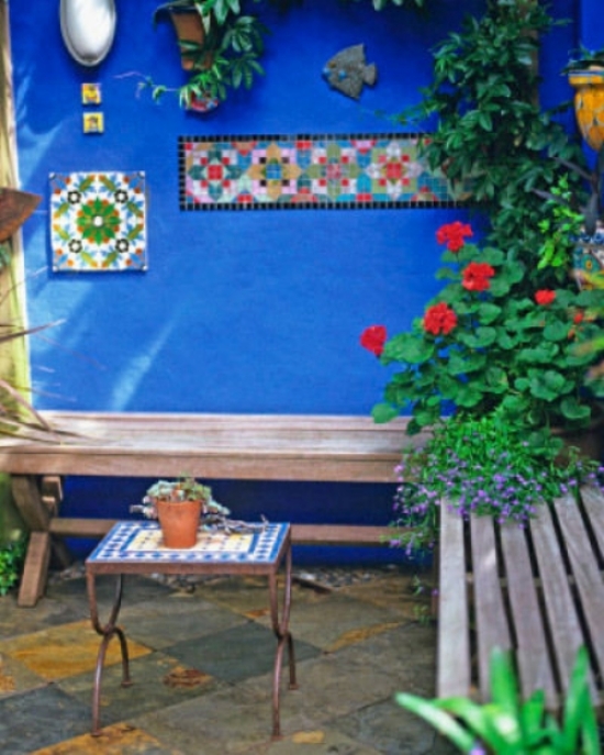 petit-jardin-décoration-bancs-bois-table-mur-peint aménager le petit jardin