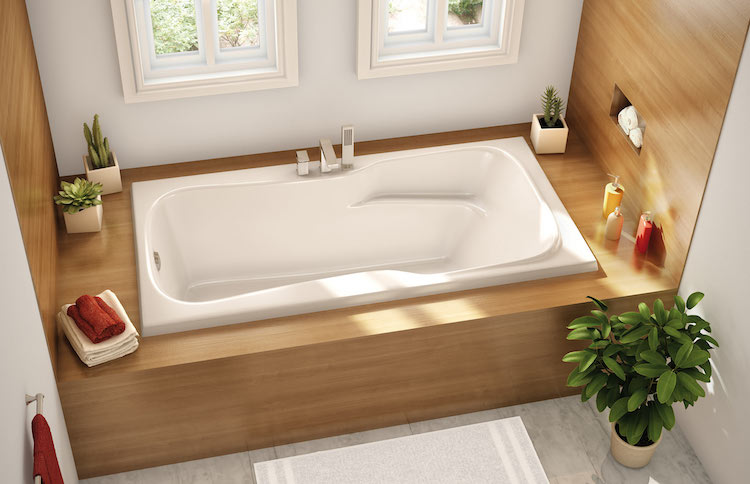 petite-salle-bains-avec-baignoire-rectangulaire-encastré-habillée-bois