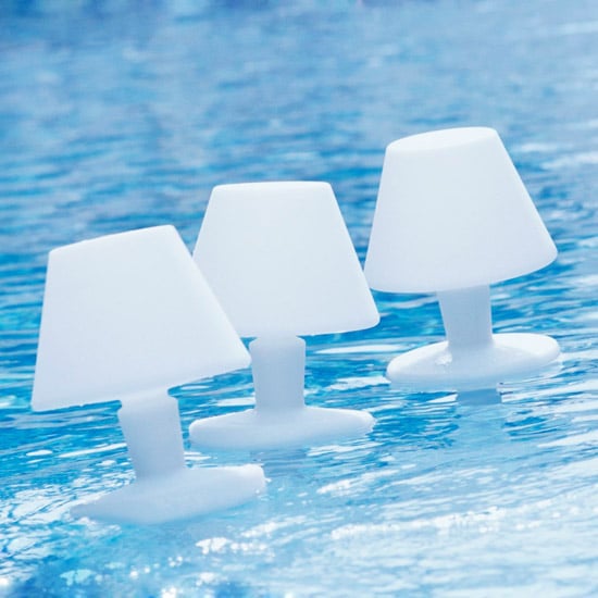 piscine-de-jardin-idée-éclairage-flottant-blanc