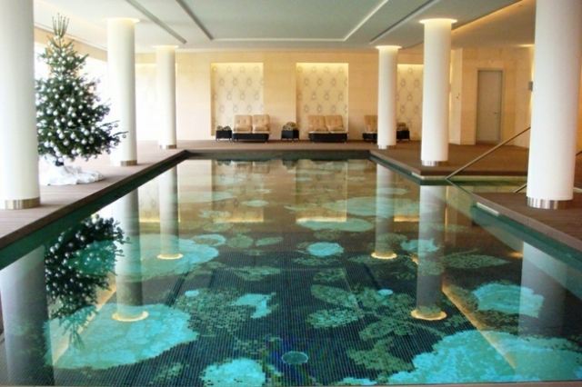 piscine-design-moderne-grande-revêtement-carrelage piscine extérieure