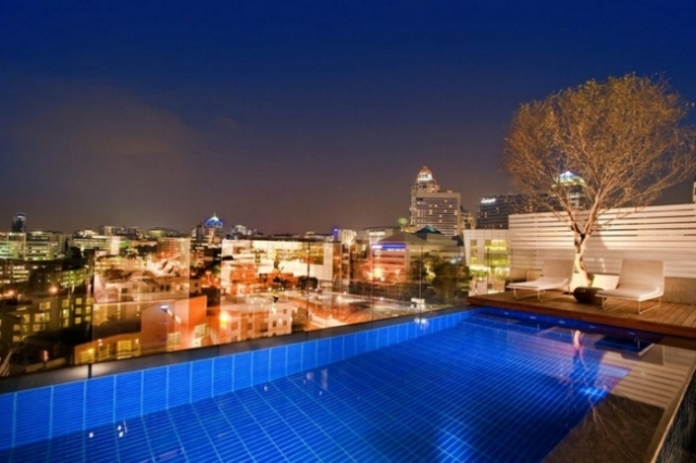 piscine-design-moderne-terrasse-éclairée