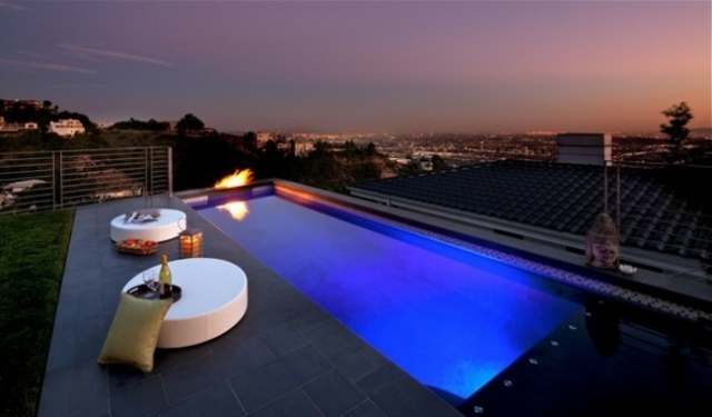 piscine-design-moderne-éclairée-bleue piscine extérieure