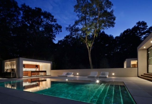 piscine-design-moderne-éclairée piscine extérieure