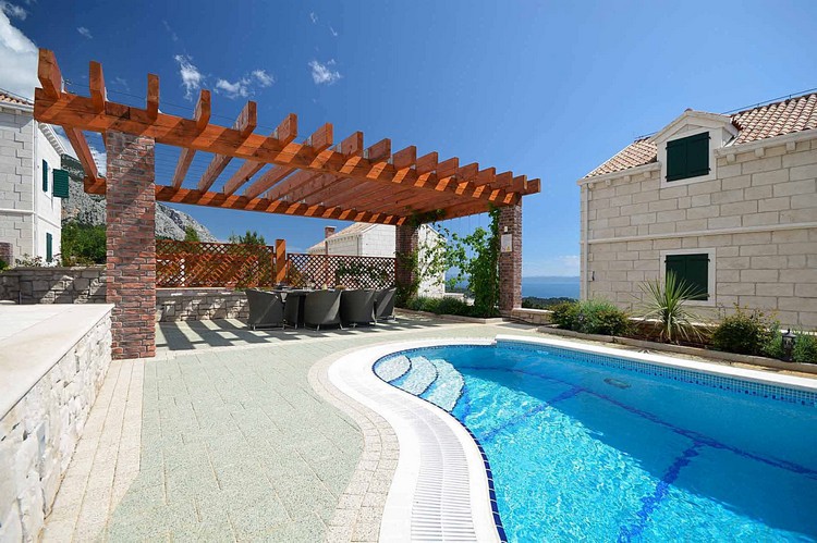 piscine extérieure -design-inhabituel-moderne-pergola