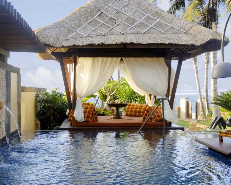 piscine extérieure -forme-carree-pergola-exotique-palmiers