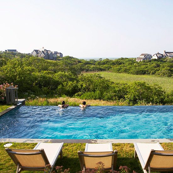 piscine-jardin-débordement-enterrée-vue-magnifique-pelouse