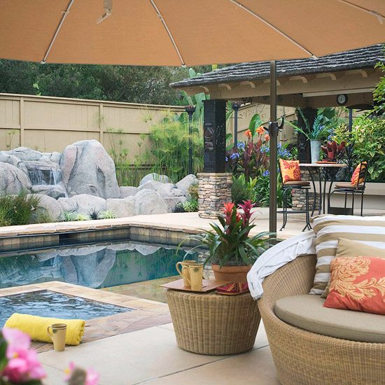 piscine de jardin enterrée parasols-mobilier-rotin-cascade