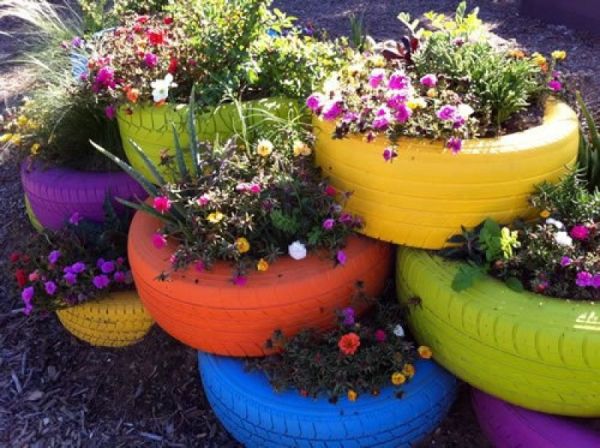 pneus-recyclés-colorés-pots-fleurs projets pour l'extérieur DIY