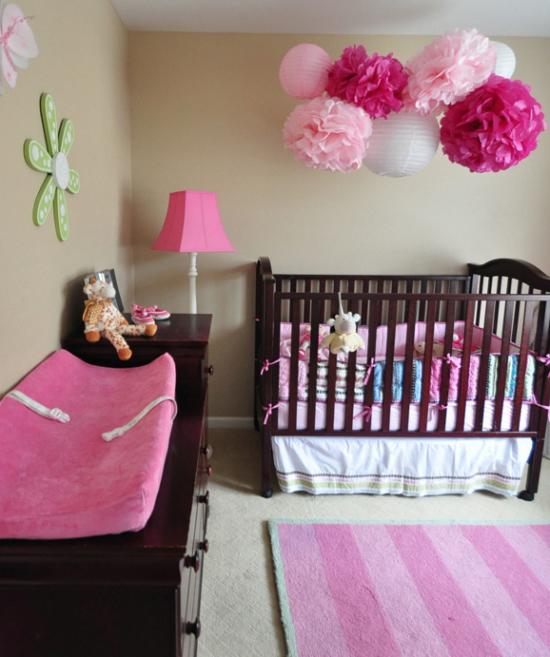 pompons-roses-en-papier-decoration-chambre-de-bebe