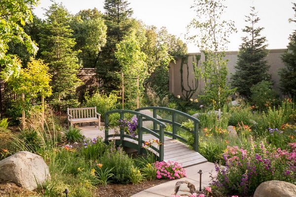 pont-de-jardin-arrière-cour-plantes-banc