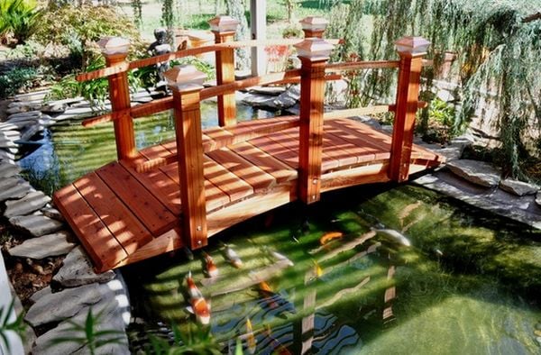 pont de jardin en-bois-koi