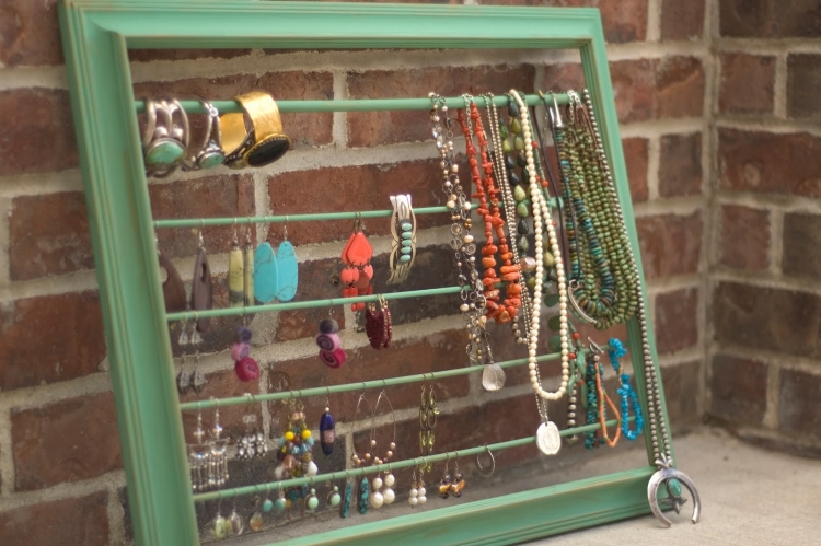 porte bijoux original en cadre en bois-teinté-vert