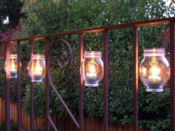 pot-confiture-lanternes-clôture-jardin pots de confiture décoratifs