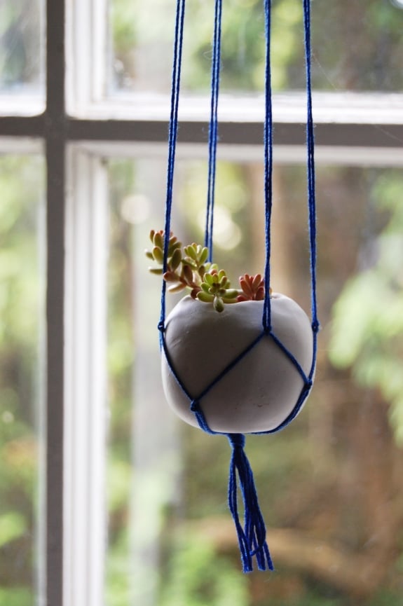 pot-fleurs-suspendu-argile-modeler fabriquer un pot de fleurs