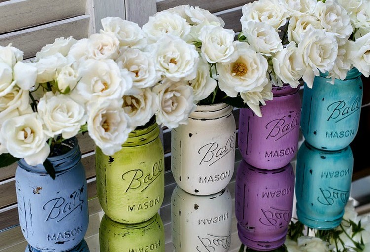 pots de confiture décoratifs -peinture-acrylique-bouquets-roses-blanches